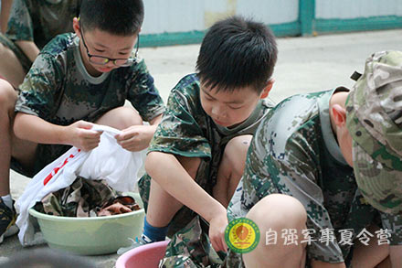 集(ji)體(ti)洗衣服